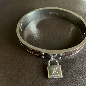 Luis Vuitton braclet
